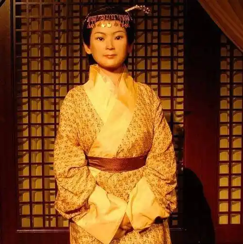 小河公主出土的地方是一片沙漠,在这个地方,曾经有一个繁荣的古国,名