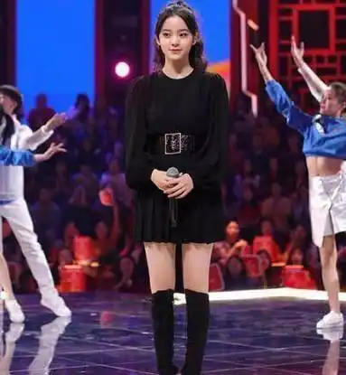欧阳娜娜和杨颖同穿过膝长靴,肤色差距没啥,看到腿围:认真的?