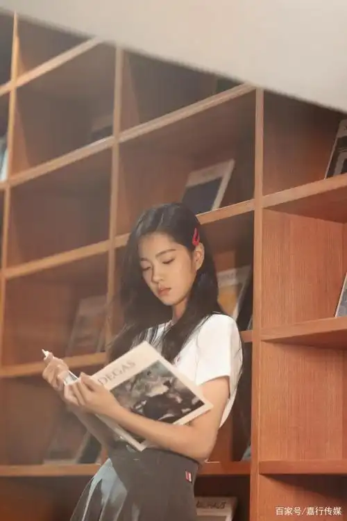 庄达菲文艺写真曝光 尽显清新灵动气质