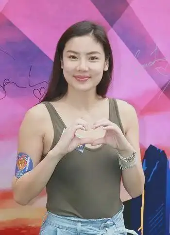 年轻时的乐基儿身材丰腴俏丽可爱的脸庞堪称微胖界的女神