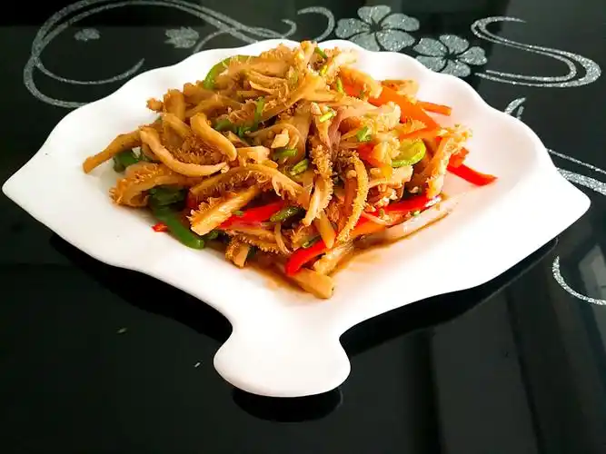 p>香拌牛肚丝,以牛肚,红辣椒为主料的菜品. /p>