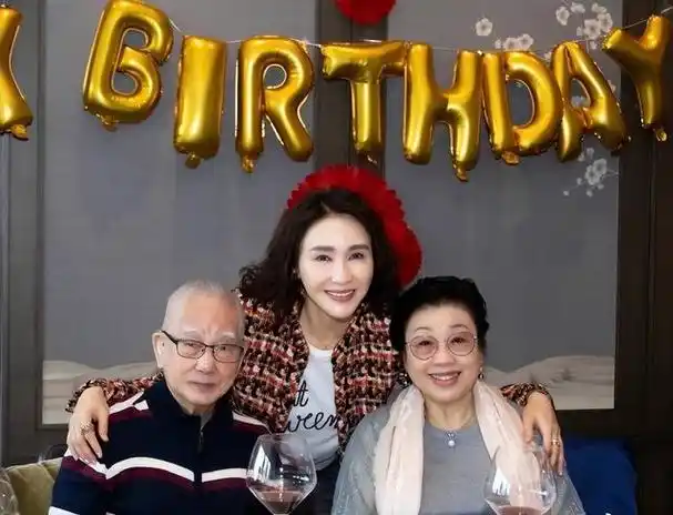 在1月9日的下午,黎姿在她的个人社交媒体上分享了一组庆祝父亲生日的