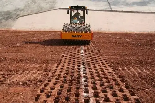 三一凸块式压路机助力亚洲最大黏土心墙石坝施工