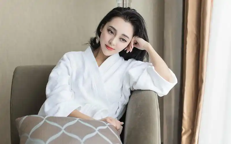 漂亮浴袍美女嫩模梁晶莹私房写真电脑壁纸