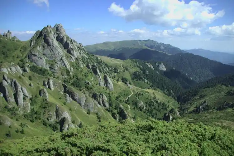 高耸巍峨的青山1280x1024分辨率查看