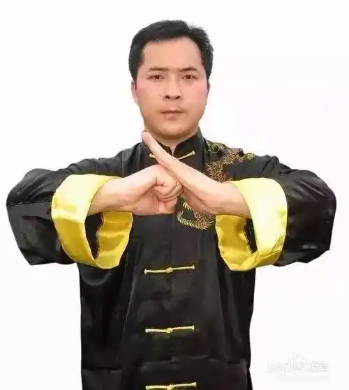 抱拳在中国古代作为一种见面的礼节,犹如现在的握手,一般都伴有"久仰"