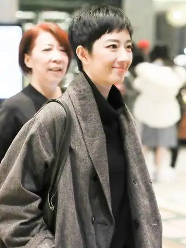 能获文艺女神称号的并不多,桂纶镁绝对当得起,街拍清新又帅气