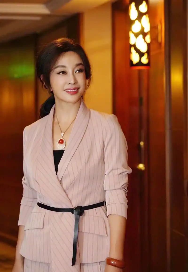 原创刘晓庆低调现身机场!碎花衫配喇叭裤超减龄,素颜扎马尾哪像63岁