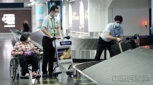 暑运高峰 大连机场真情服务让旅客舒心出行-中国民航网