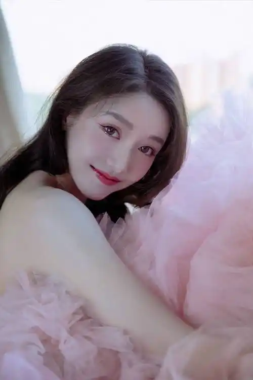 姜贞羽受邀出席活动冷艳灵动气质佳