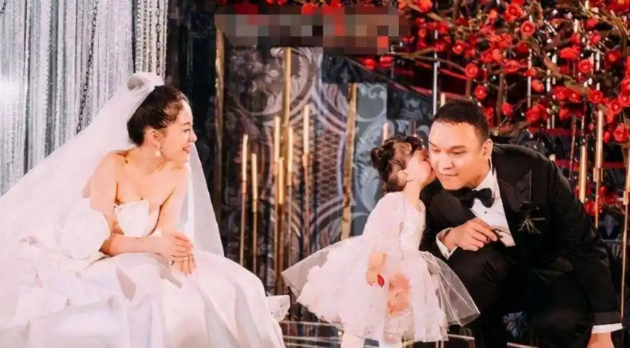 她才是人生赢家,参加"中国好声音"未夺冠,却嫁给爱奇艺副总裁_李嘉格