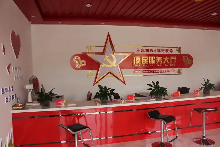 讲解员的指引下参观了宋村乡西郭村党群服务中心的党群便民服务大厅