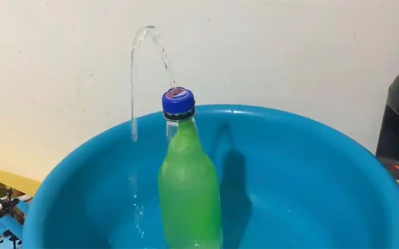 教你用塑料瓶做个小喷泉,30秒学会