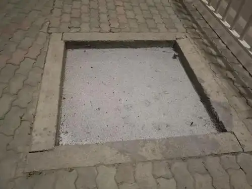 乌鲁木齐市骑马山一路人行道近百个树坑为何要填掉