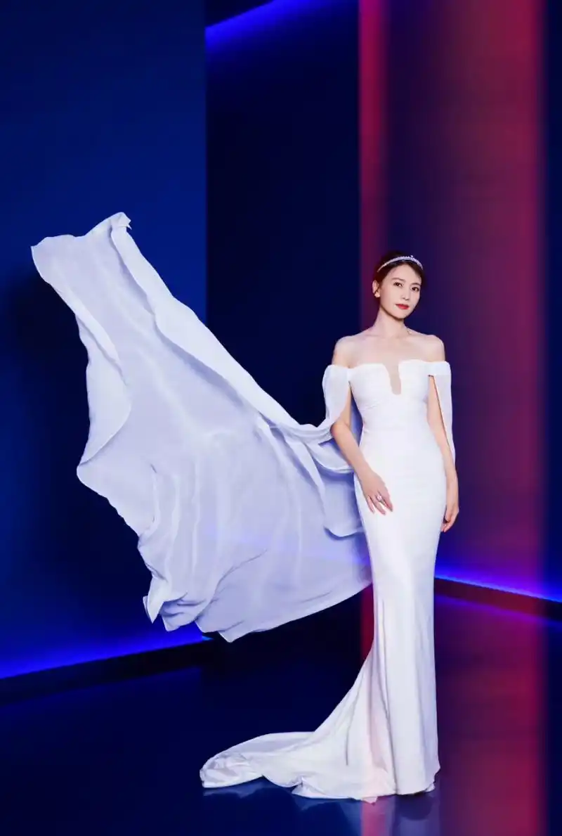 高圆圆这套白色抹胸礼服裙,搭配简洁的头冠和戒指,有种繁华璀璨的美