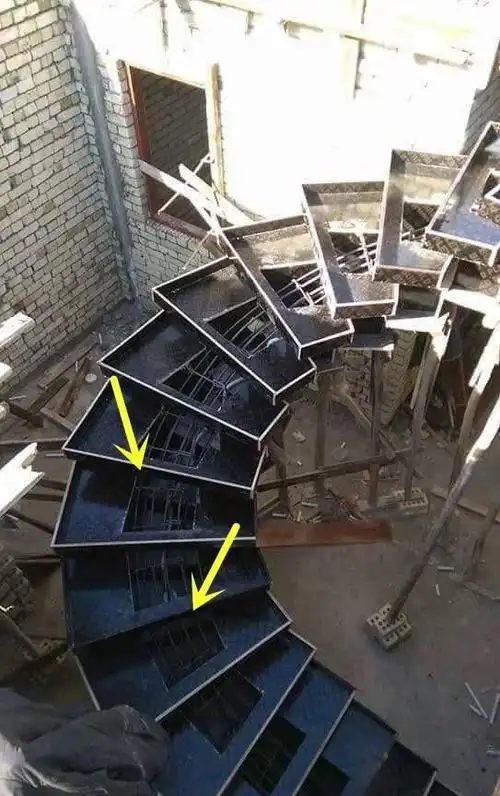 楼梯不现浇,镂空踏步每层用钢筋串一串就完工,踩上去能结实吗?