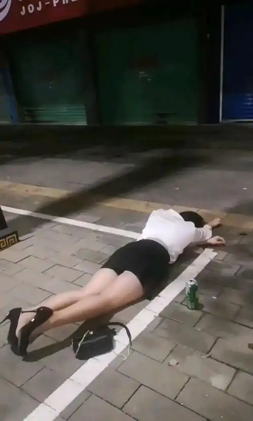 深夜醉酒的女人