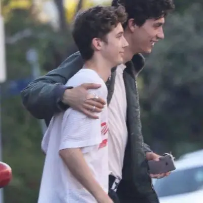 戳爷和男友jacob街头拥吻甜到齁