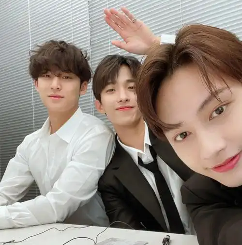 近期的合照均出自文俊辉的手机～～～～是97line jun哇!