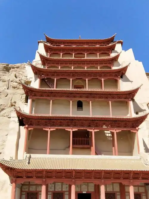 九层楼--1935年建造,它攒尖高耸,檐牙错落,铁马叮咚,已成为莫高窟的