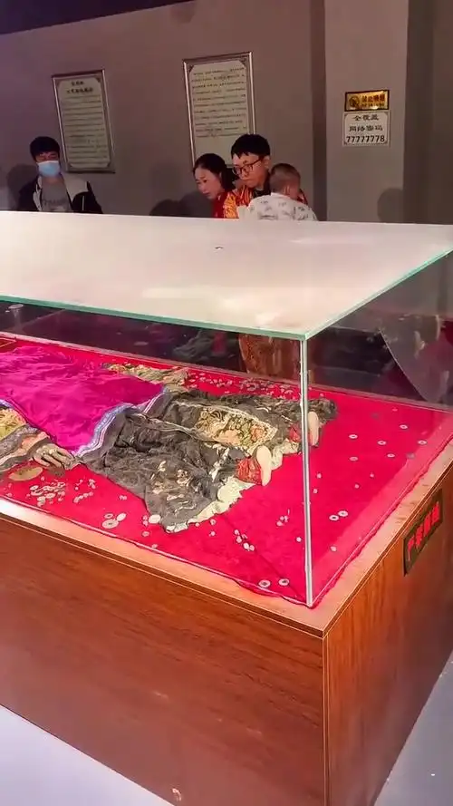 清朝的香妃出土时还散发阵阵清香打开头像看播直讲解更多精彩