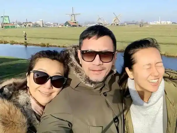 江珊跟田小洁重组家庭后自拍都素颜敢直面衰老依偎一起好恩爱