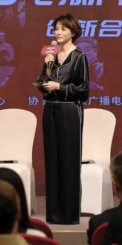 央视主持董卿穿衣真有品味穿缎面衬衫配阔腿裤满满高级感