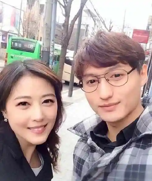 他知道周海媚是香港过来的,特意带着她熟悉北京,带她走街串巷,品尝