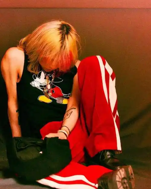 终于露脸了最新权志龙ins更新自拍照