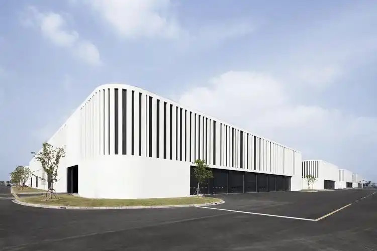 临港投资公司标准厂房"条码"外立面