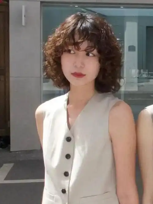 想换发型没目标?齐脖羊毛卷搭配卷卷的刘海,好看时尚显气质