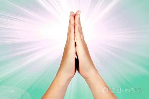 在祷告中相握的手