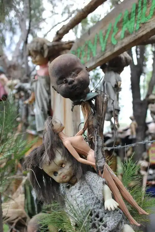 令人窒息的诡谲目光让人毛骨悚然的人形玩偶