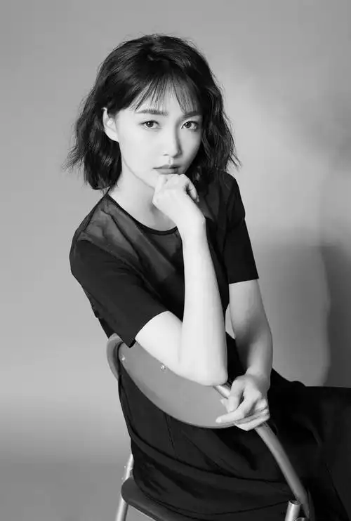 张奕最新写真曝光暗影浮动