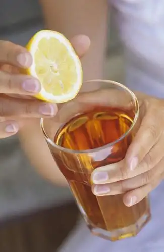 西方人,手,一个人,竖图,俯视,室内,特写,白天,幸福,茶,柠檬,杯子,水果