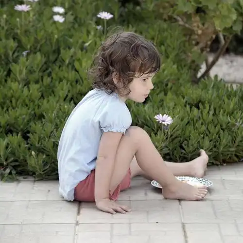 一个小孩,思考,赤脚,可爱,童年,童趣,摄影,童真,烂漫,无邪,天真,女孩