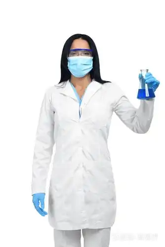 戴蓝色手套的科学家处理危险液体.