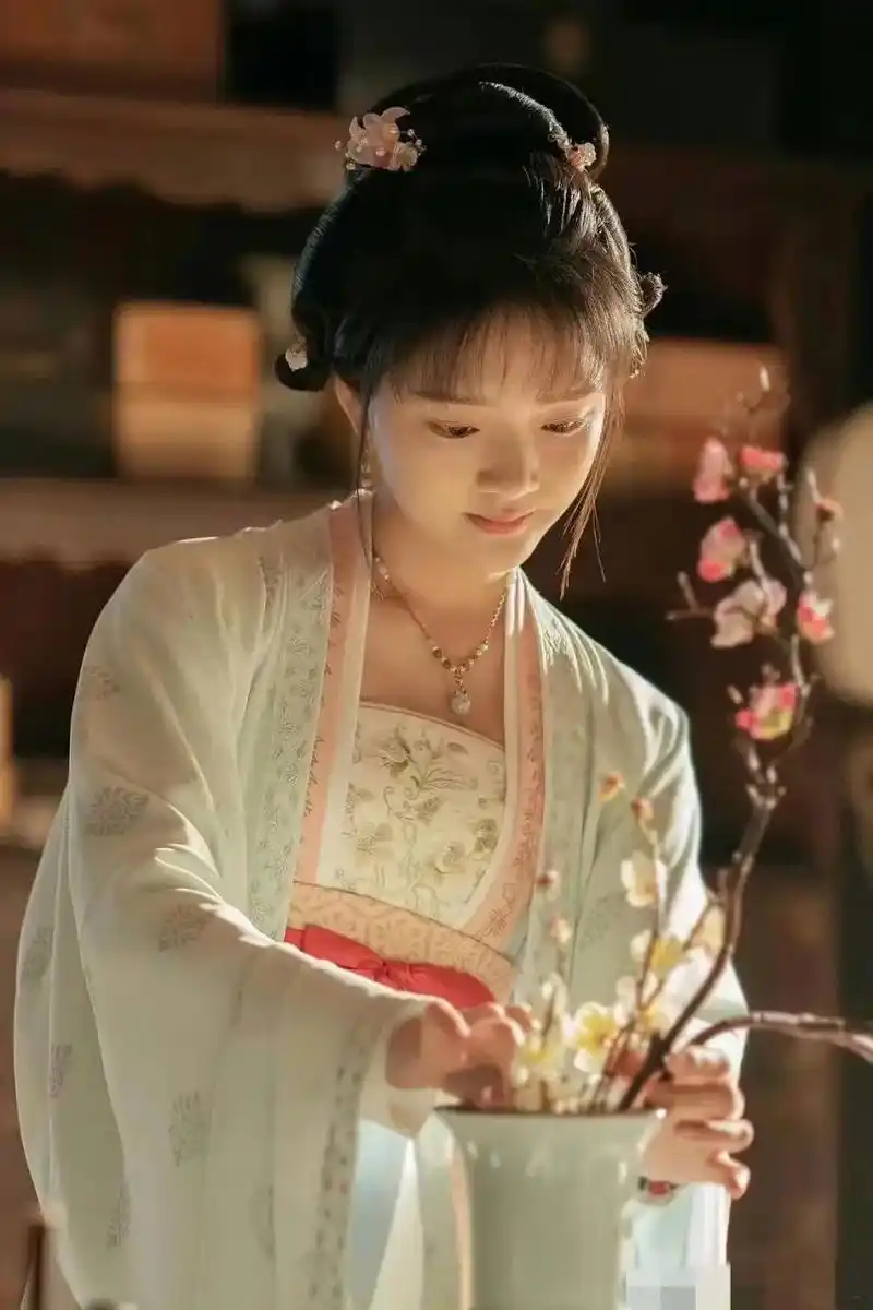 任敏在清平乐中的造型真的好看很多啊,她可能真的不适合留厚重刘海,没