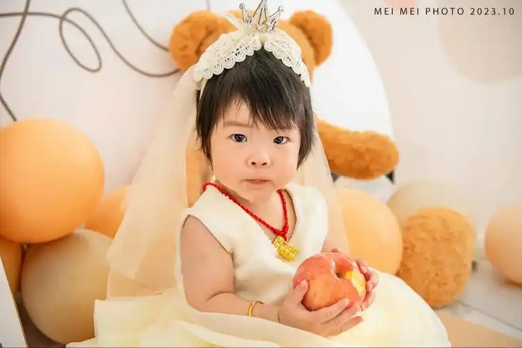 过生日当然要吃蛋糕啦!#儿童摄影 #客片分享 #宝宝写真 # - 抖音