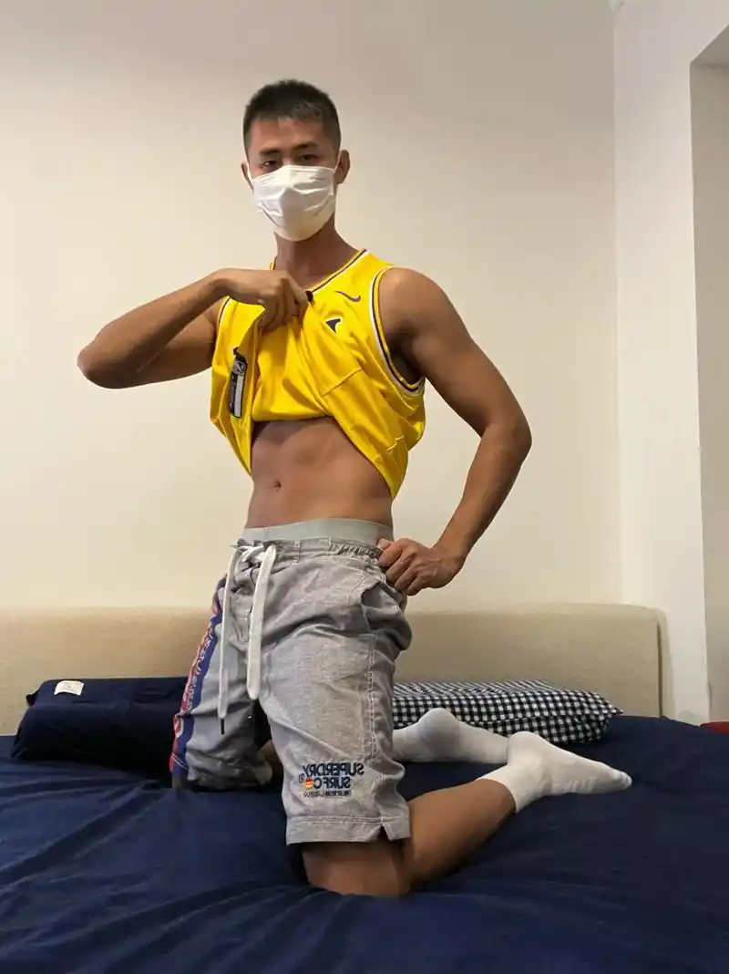 这样算是有腹肌吗?来一个宝宝摸一下,就一下. #体育生 #黑 - 抖音