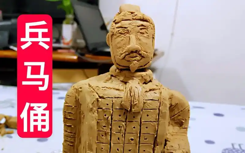 同九年汝何秀!小伙用陶泥捏个兵马俑