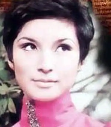 年轻时候的陈莎莉其实也是颜值超高,她通过平面模特的身份进入娱乐圈