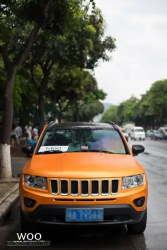 吉普指南者汽车车身改色贴膜电光金属橙