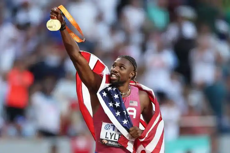 美国田径运动员诺亚·莱尔斯 (noah lyles) 在男子 100 米决赛中表现