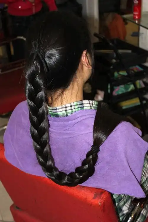 新剪下两根丰厚的麻花辫-北京(face)-077#(33) 剪发_中国长发