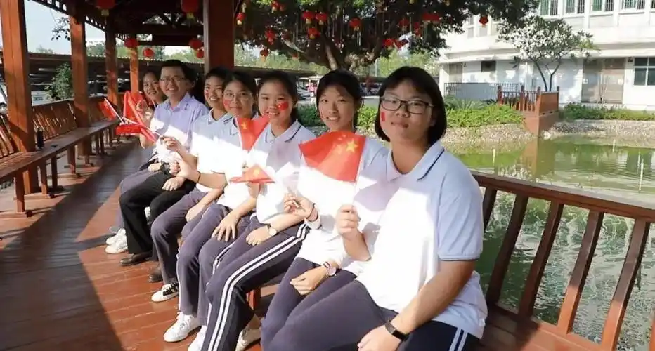 传递爱国心声火炬一中师生快闪歌唱祖国