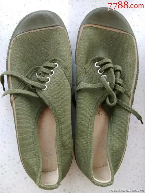 滚动鼠标滚轴,图片即可轻松放大,缩小更多"旧军鞋/靴