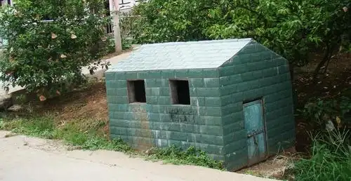 每个社聚居点都建有垃圾投放池