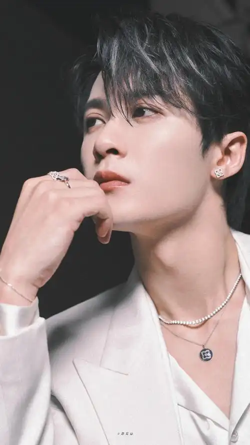 檀健次 #完美侧颜杀 #西装杀 今天是白马王子0699 - 抖音