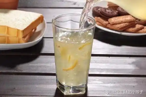 柚子绿茶是夏日饮品中的一款经典饮品,以鲜艳芳香的柚子和清爽淡雅的